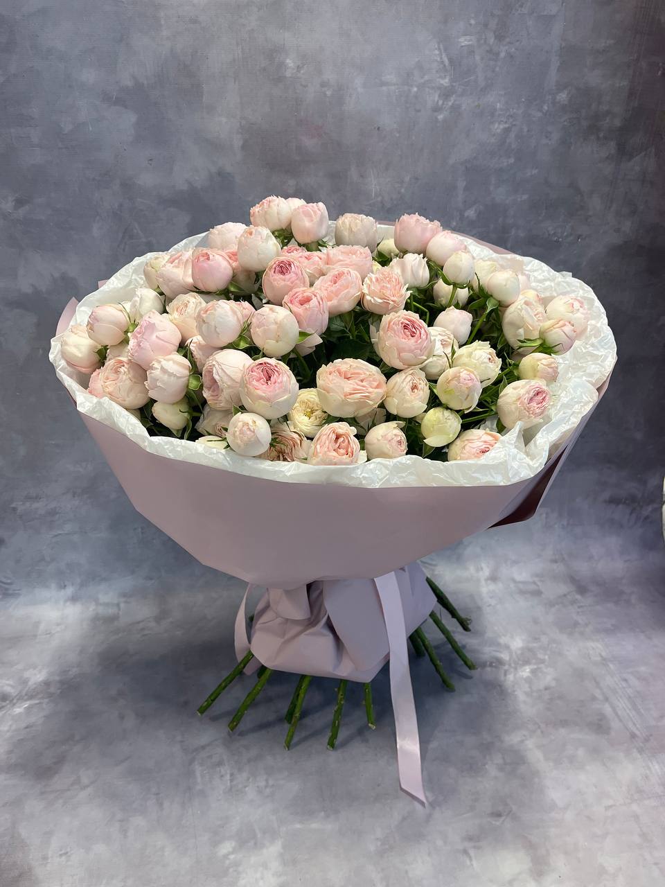 Букет из 25 шт пионовидных кустовых роз 