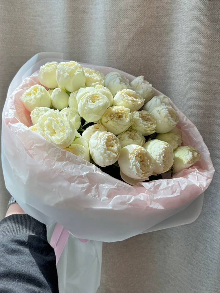 Нежный букет из 9 шт пионовидных кустовых роз МендсфилдПарк 