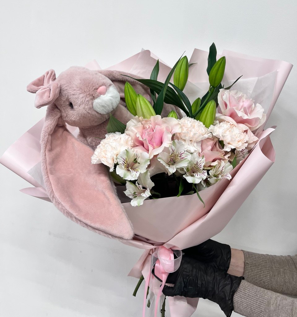 Букет из лилий с зайкой