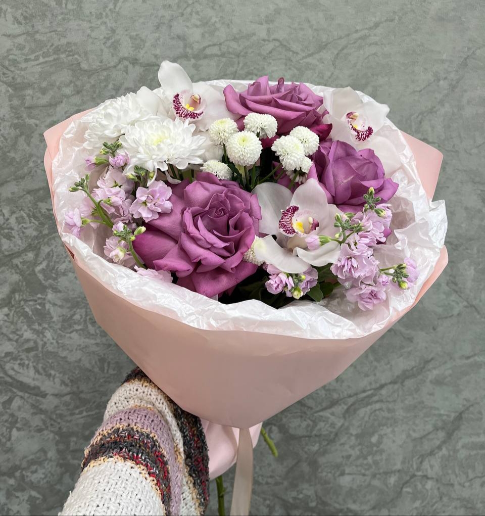 Букет из орхидей и французских роз 