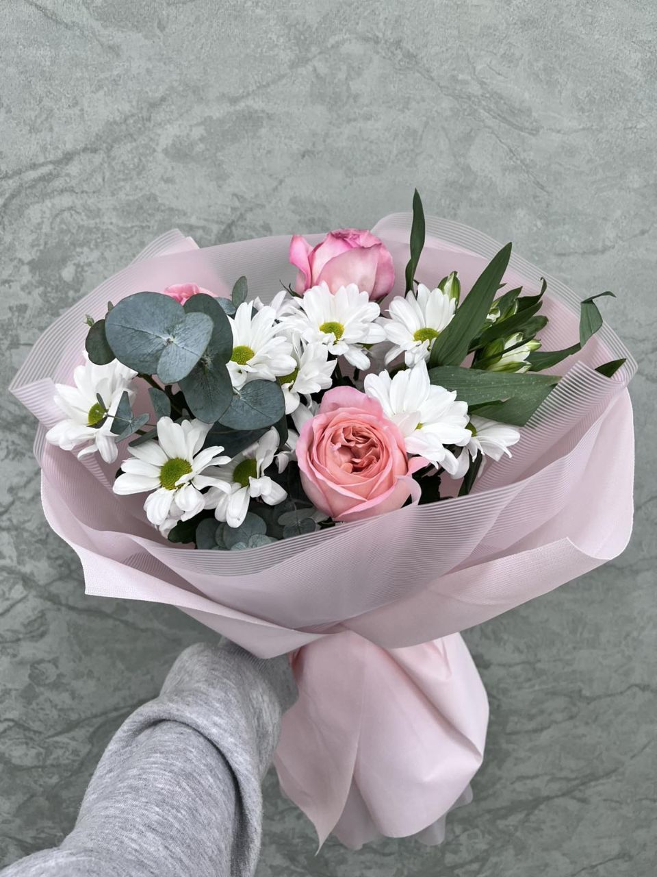 Букет из ромашек и пионовидных роз Pink expression 