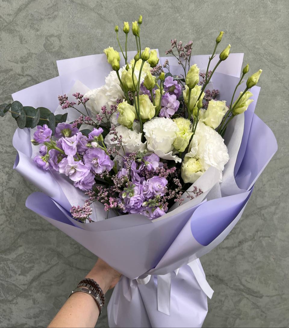 Букет из ароматных матиолл и королевских эустом