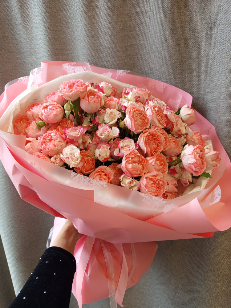 Букет из пионовидных кустовых роз Фемке