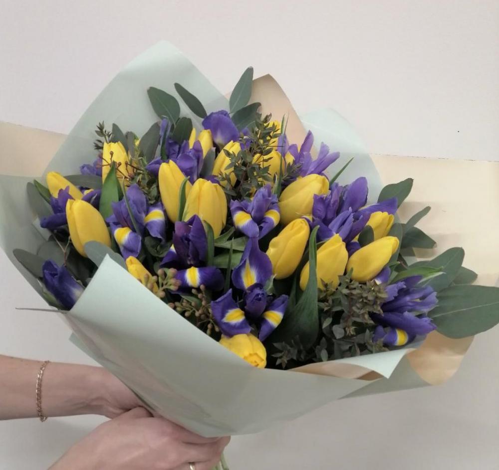 Букет из тюльпанов и ирисов