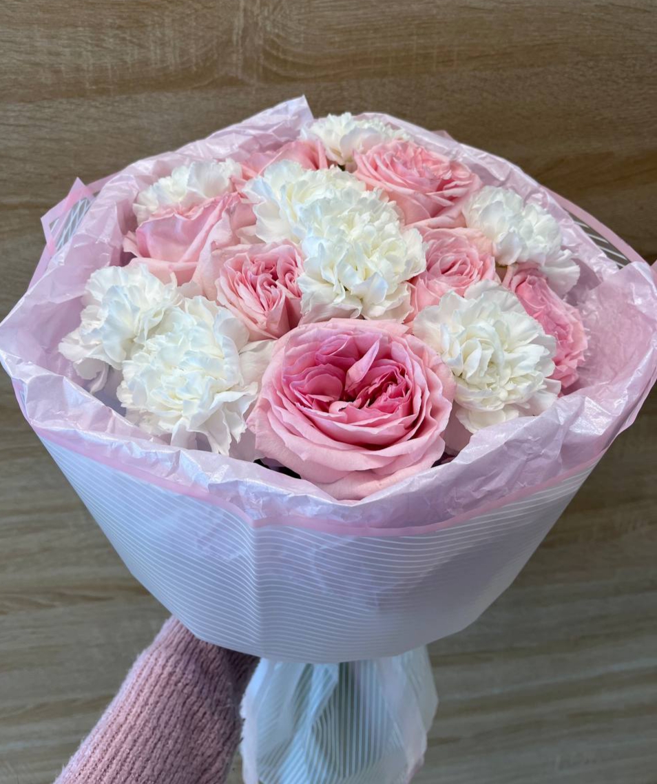 Букет из ароматных пионовидных роз Pink O'Hara и белых диантусов