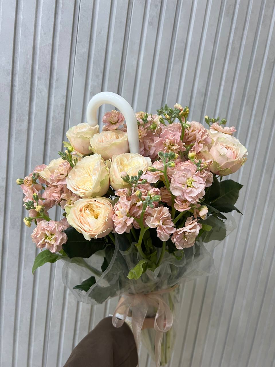 Цветочный зонт "Пионовидная кустовая роза и матиолла"