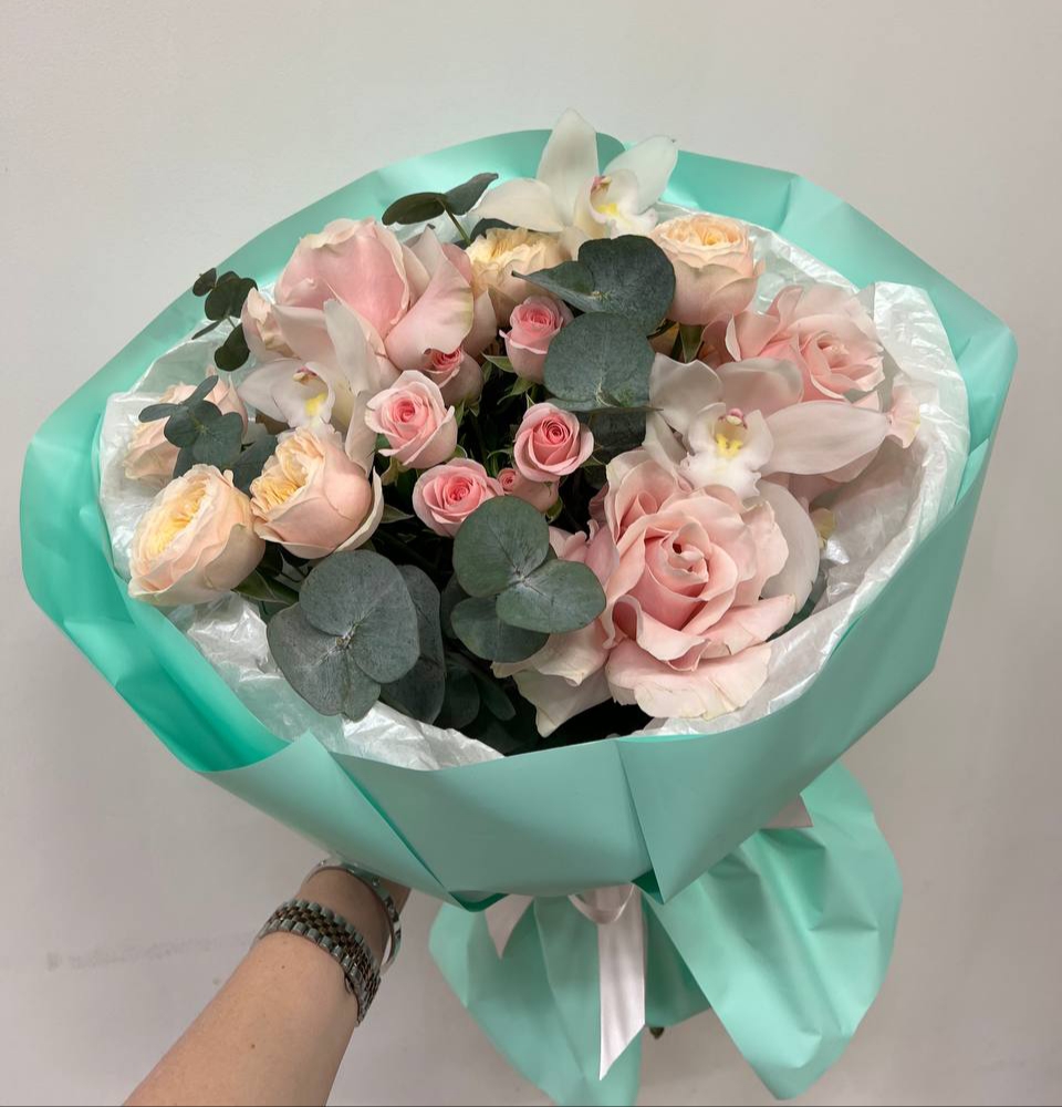 Букет "Белые орхидеи и пионовидные кустовые розы Darlington"