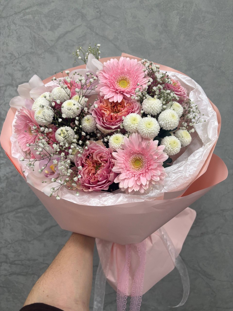 Стильный букет из садовых роз и орхидей 