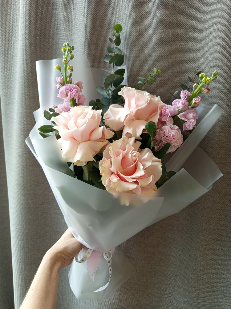 Стильный букет из матиолл и французских роз 