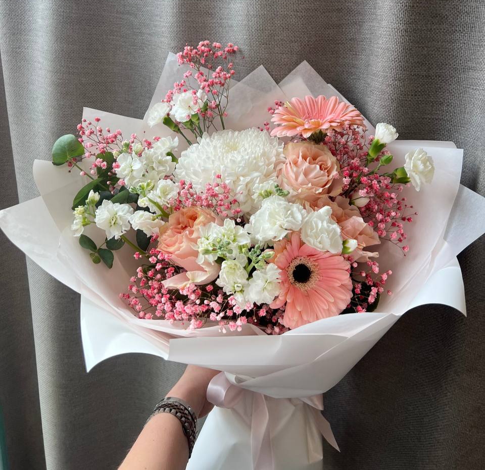 Нежный букет из ароматных матиолл и гербер 