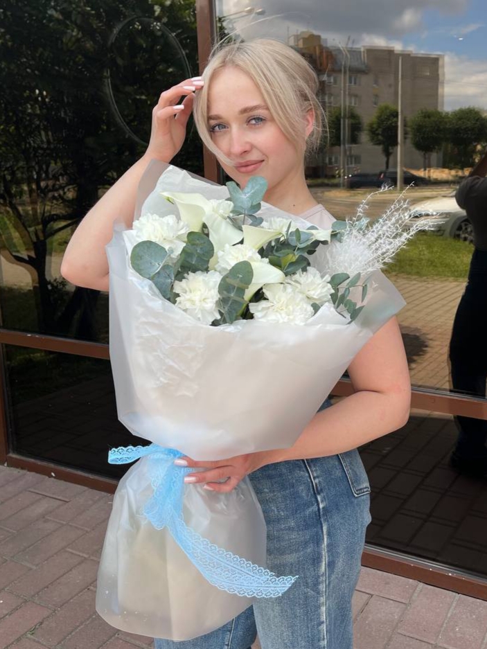 Букет из белых калл и диантусов 