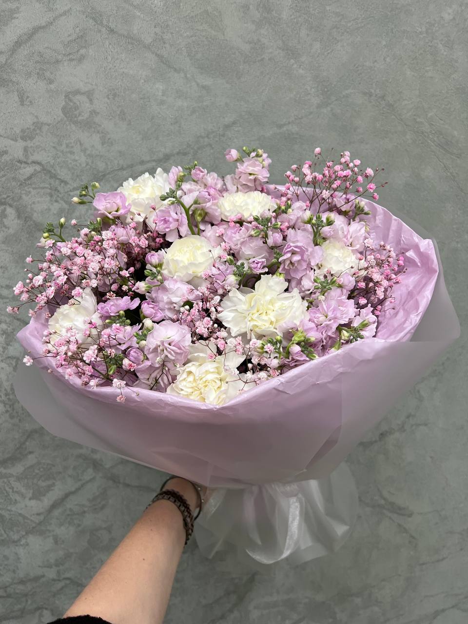 Букет из ароматных матиолл и диантусов 