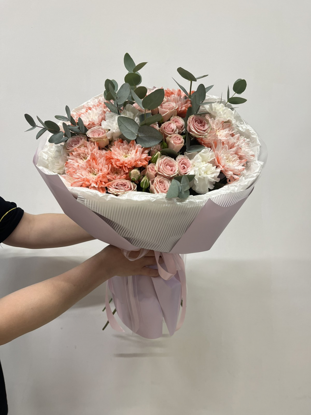 Букет из кустовых роз и хризантем