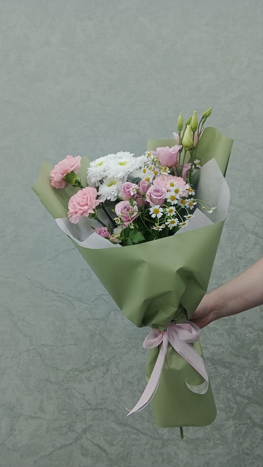 Букет из летней ромашки танацетума