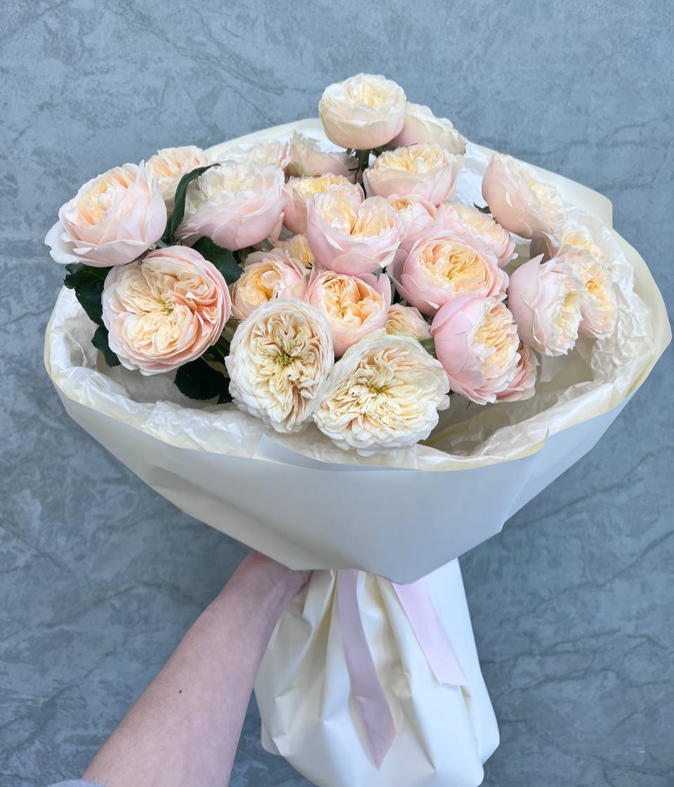 Букет из 9 кустовых пионовидных роз 
