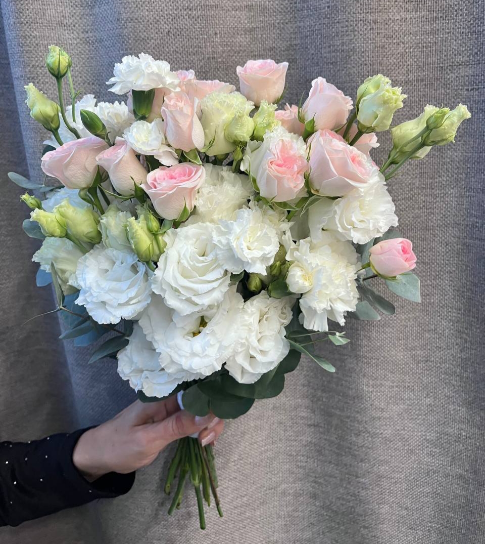 Свадебный букет "Нежность кустовых роз и эустомы"