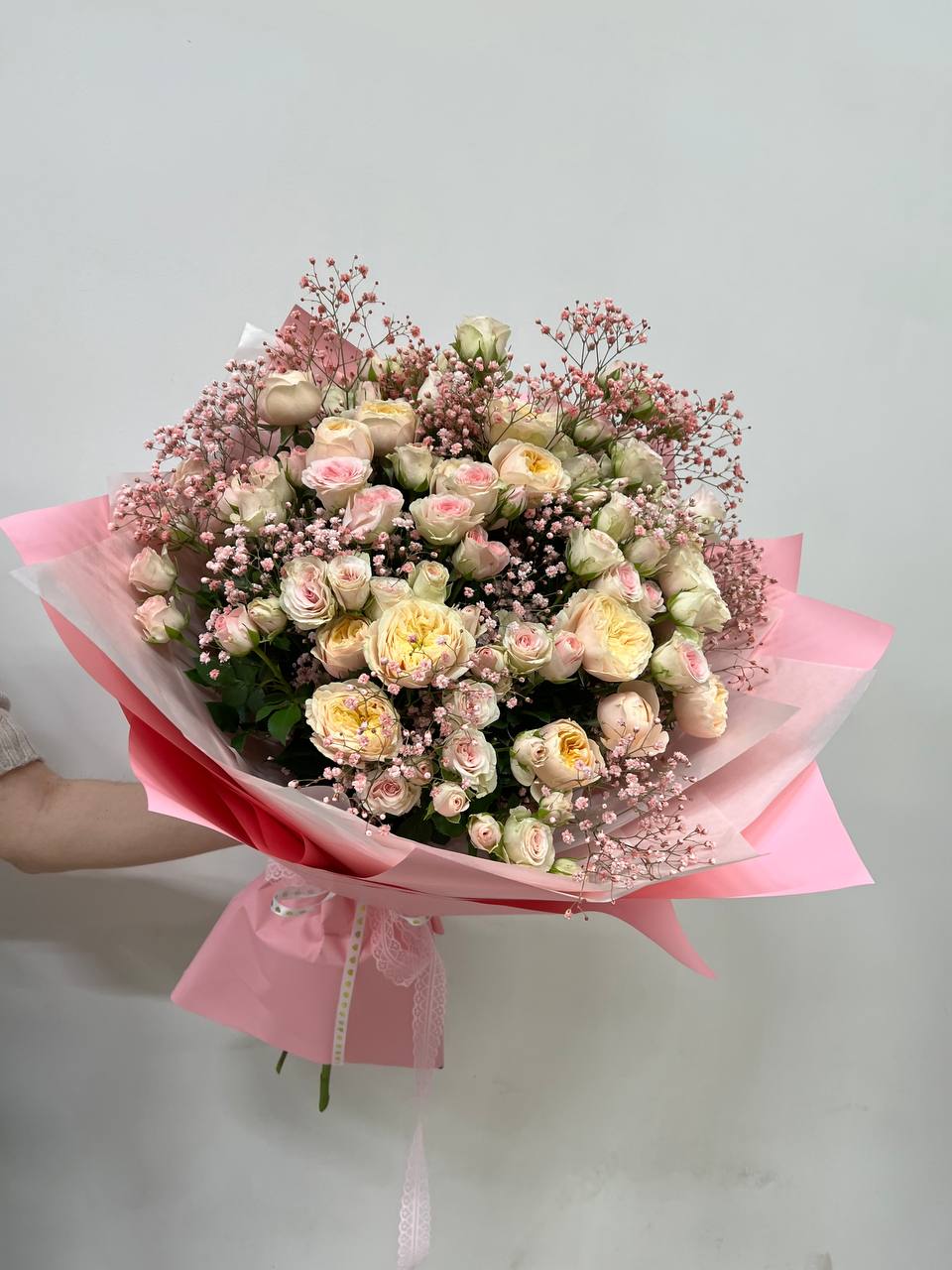 Букет из кустовых пионовидных и классических роз