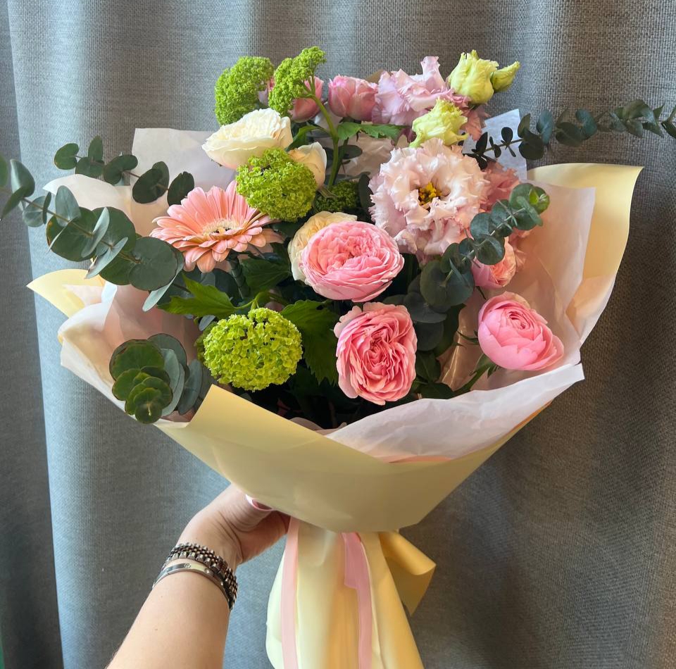 Букет из королевской эустома и вибирнумома