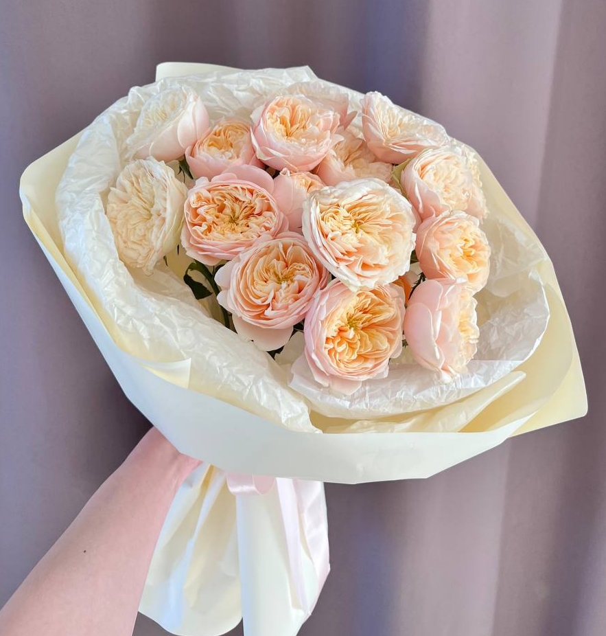 Букет из 7 пионовидных кустовых роз 