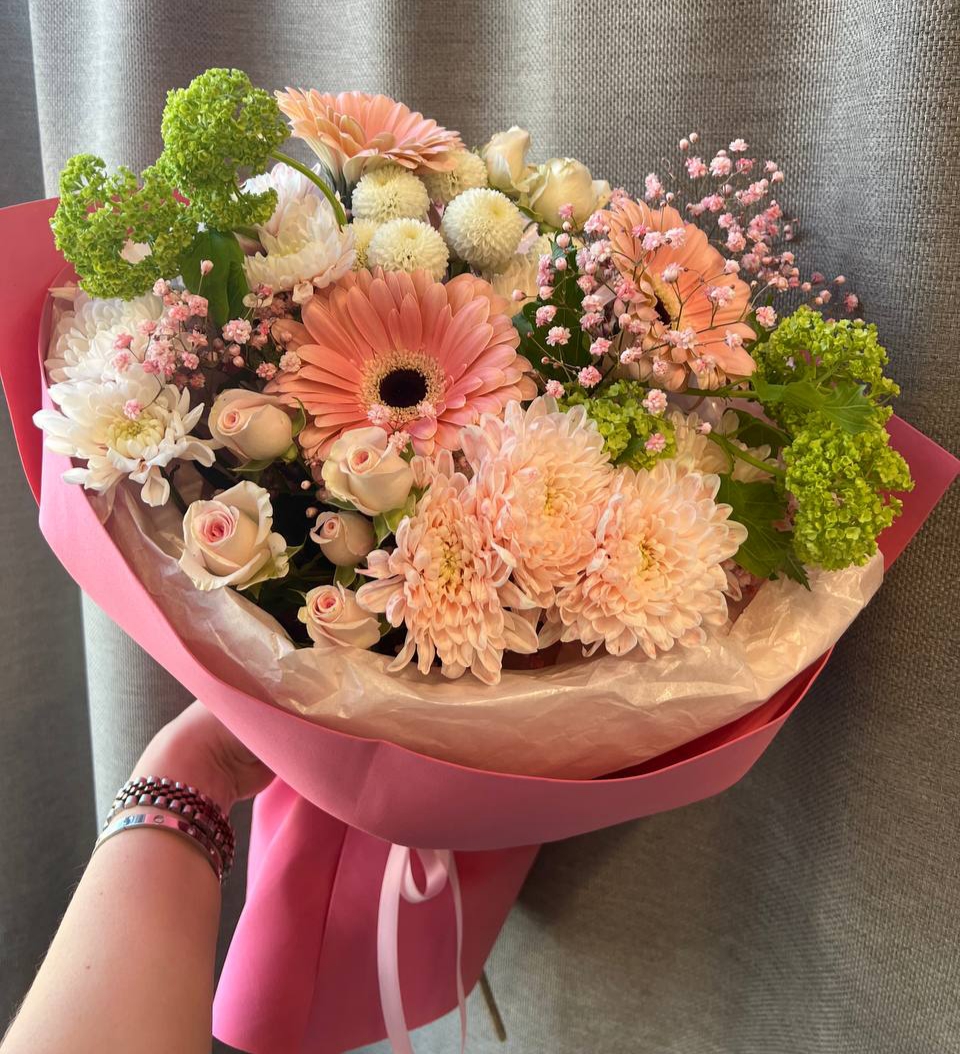 Букет "Нежные герберы и вибирнум"  