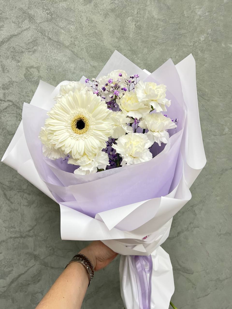 Букет "Нежная гербера и диантусы"