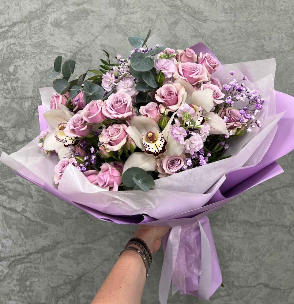Букет "Лавандовые оттенки кустовых роз и орхидей"