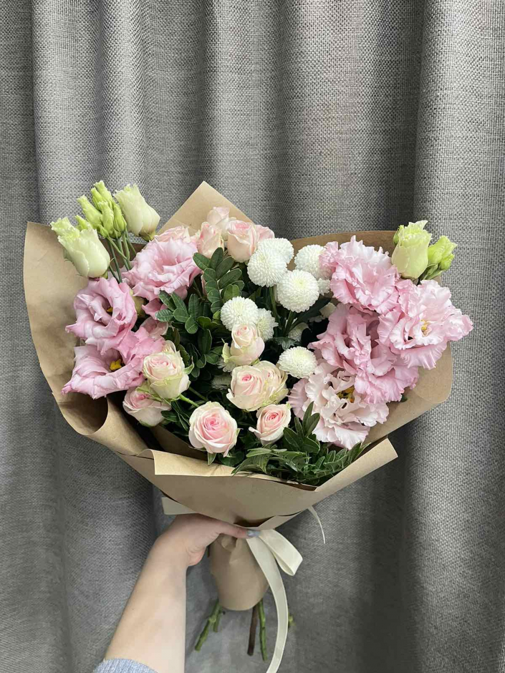 Букет из кустовых роз и королевской эустомы 