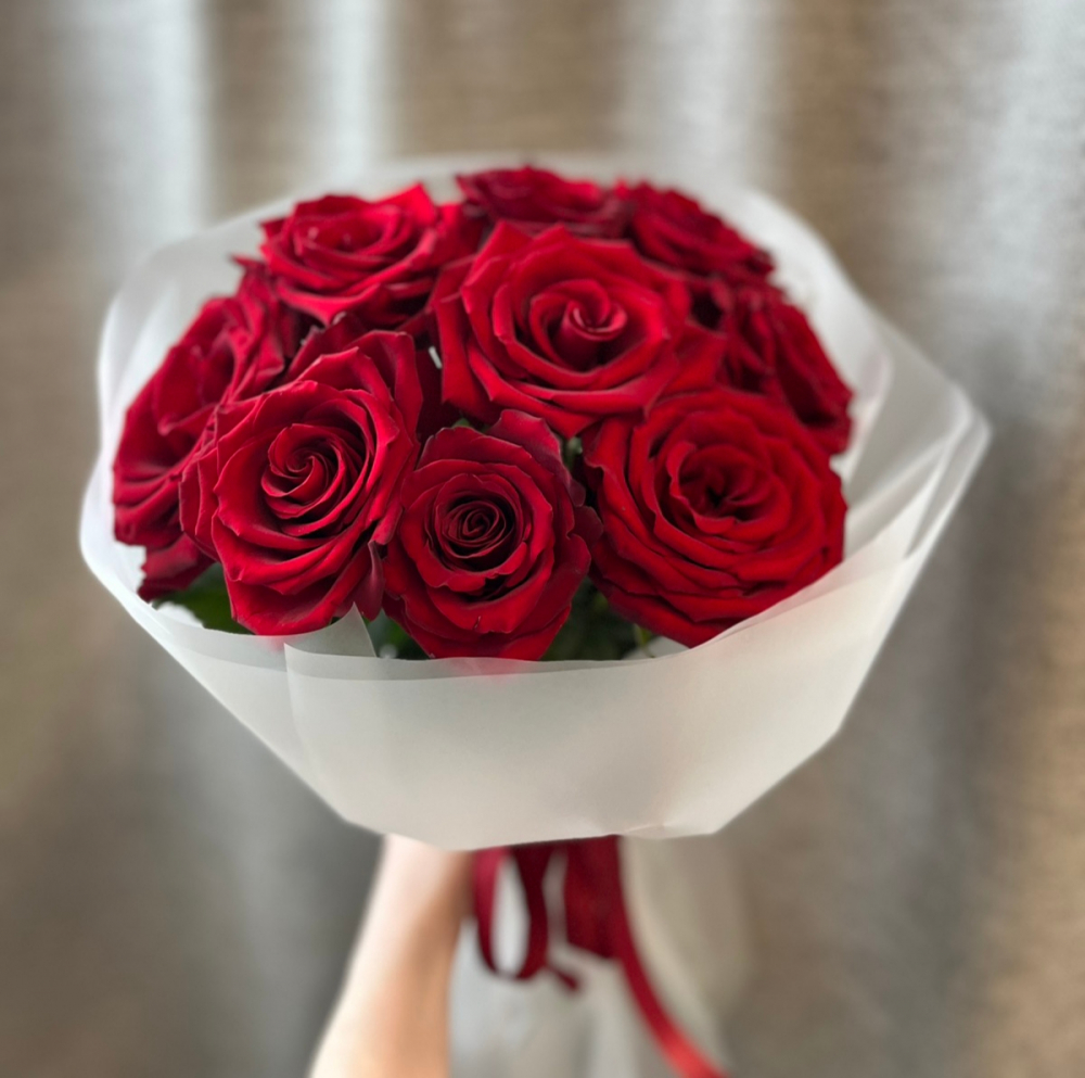 Букет из 9 красных роз в нежном оформлении