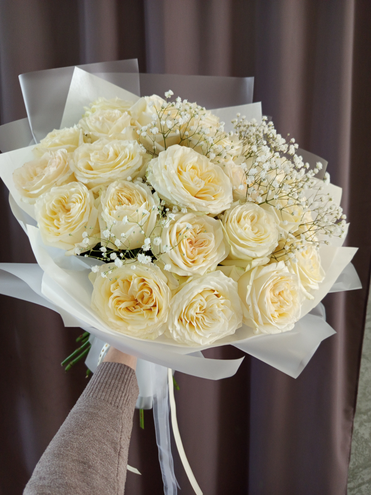 Букет из пионовидных роз с гипсофилой 