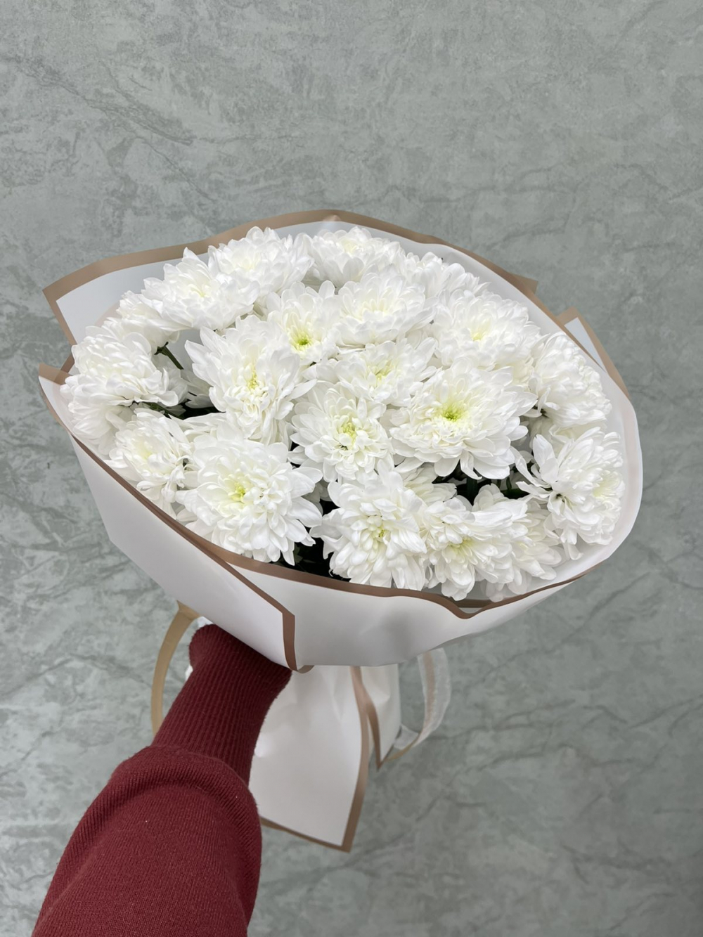 5 белых хризантем в нежном оформлении