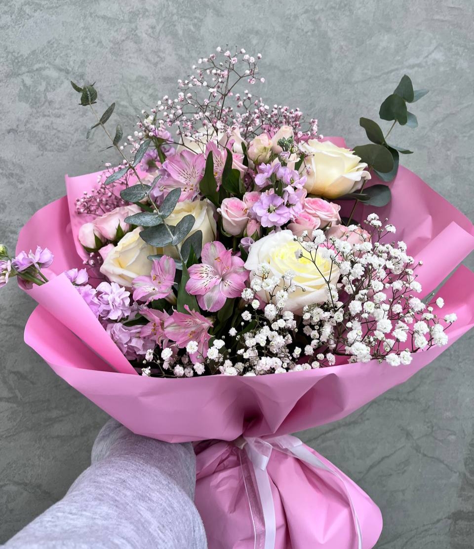 Нежный букет из матиолл и кустовых роз Good mood 