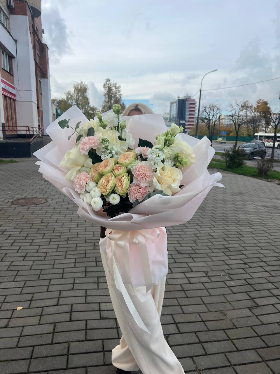 Букет из эустома и роз