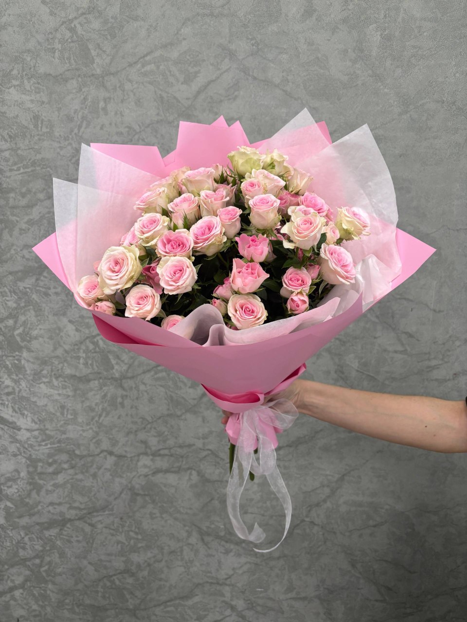 Букет из нежных кустовых роз 