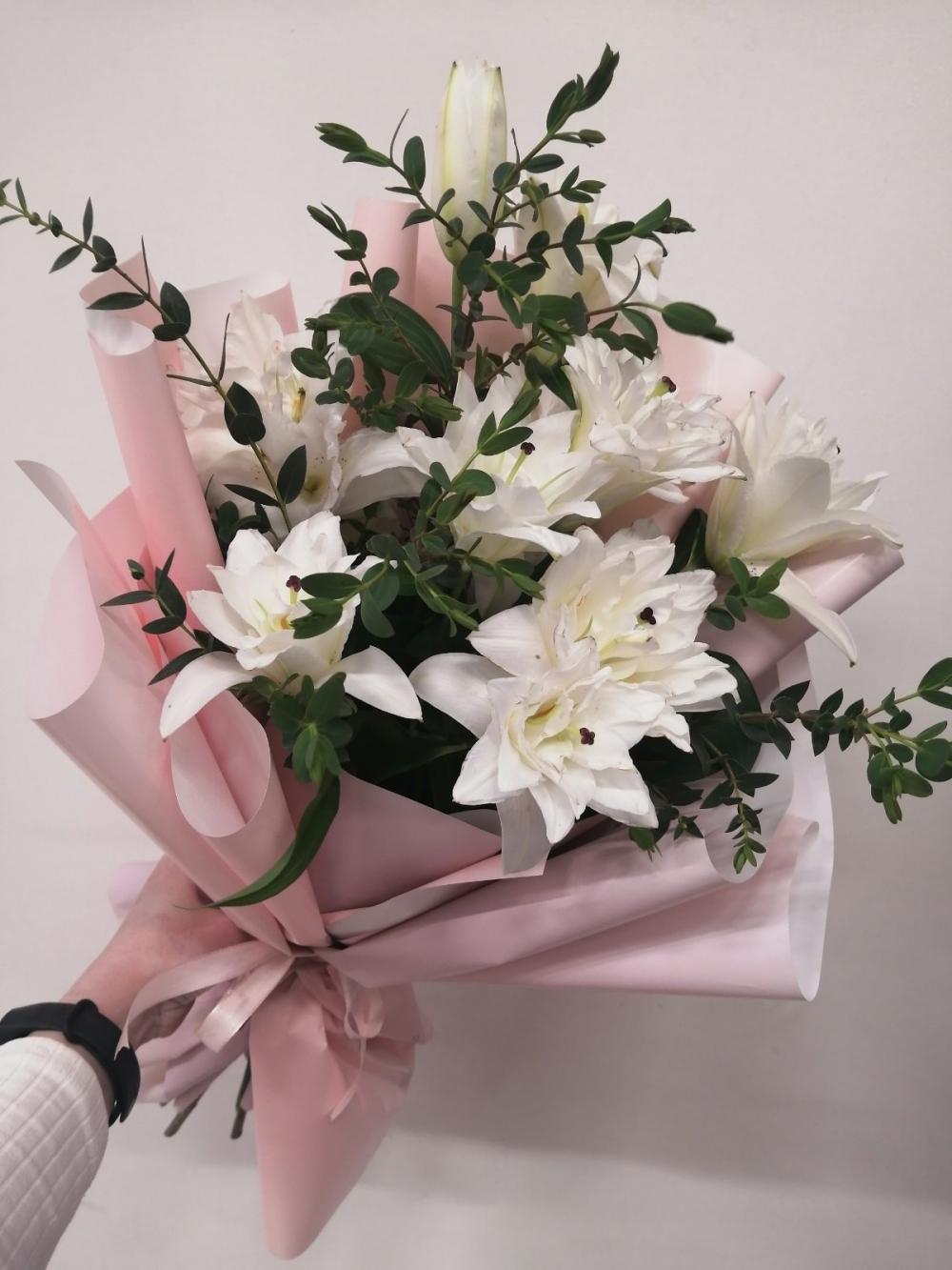 Букет из 5 пионовидных лилий