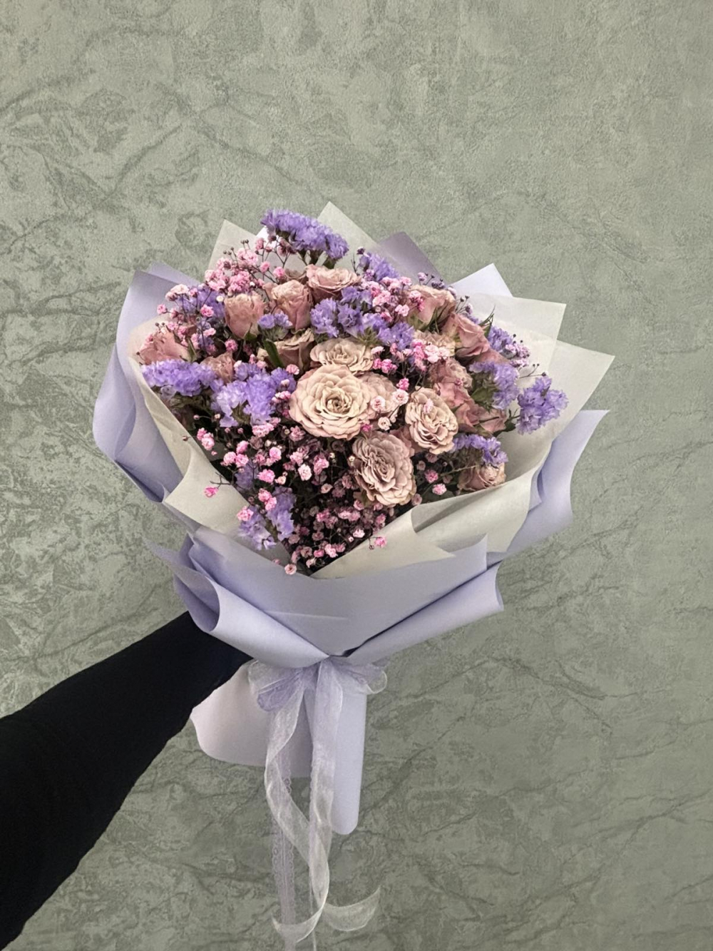 Букет из винтажных роз и статицы