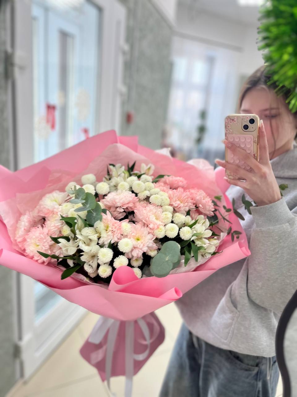 Нежный букет из кокоса и альстромерий 