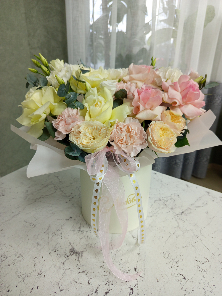 Композиция "Нежность роз и эустомы"