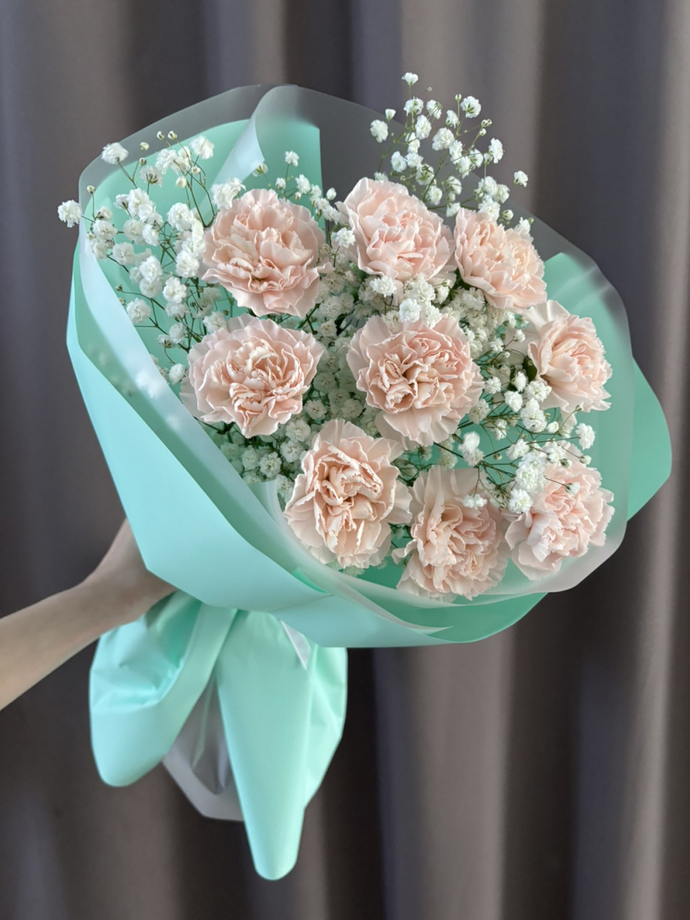 Букет из нежных диантусов и гипсофилы