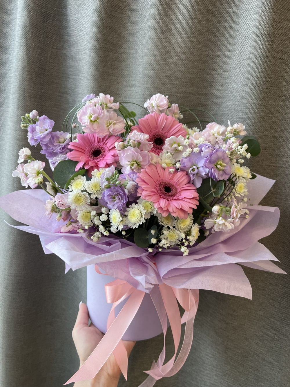 Композиция из гербер и матиолл