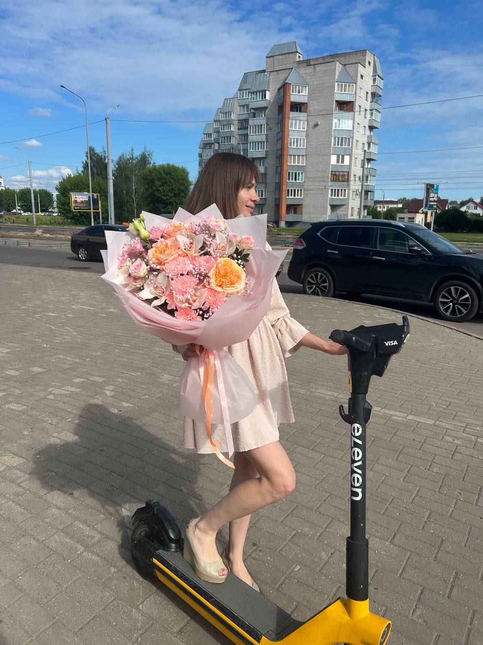 Букет из садовых роз Melon Expression и орхидей