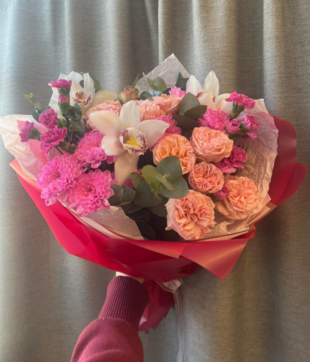 Букет из орхидей и пионовидных кустовых роз 