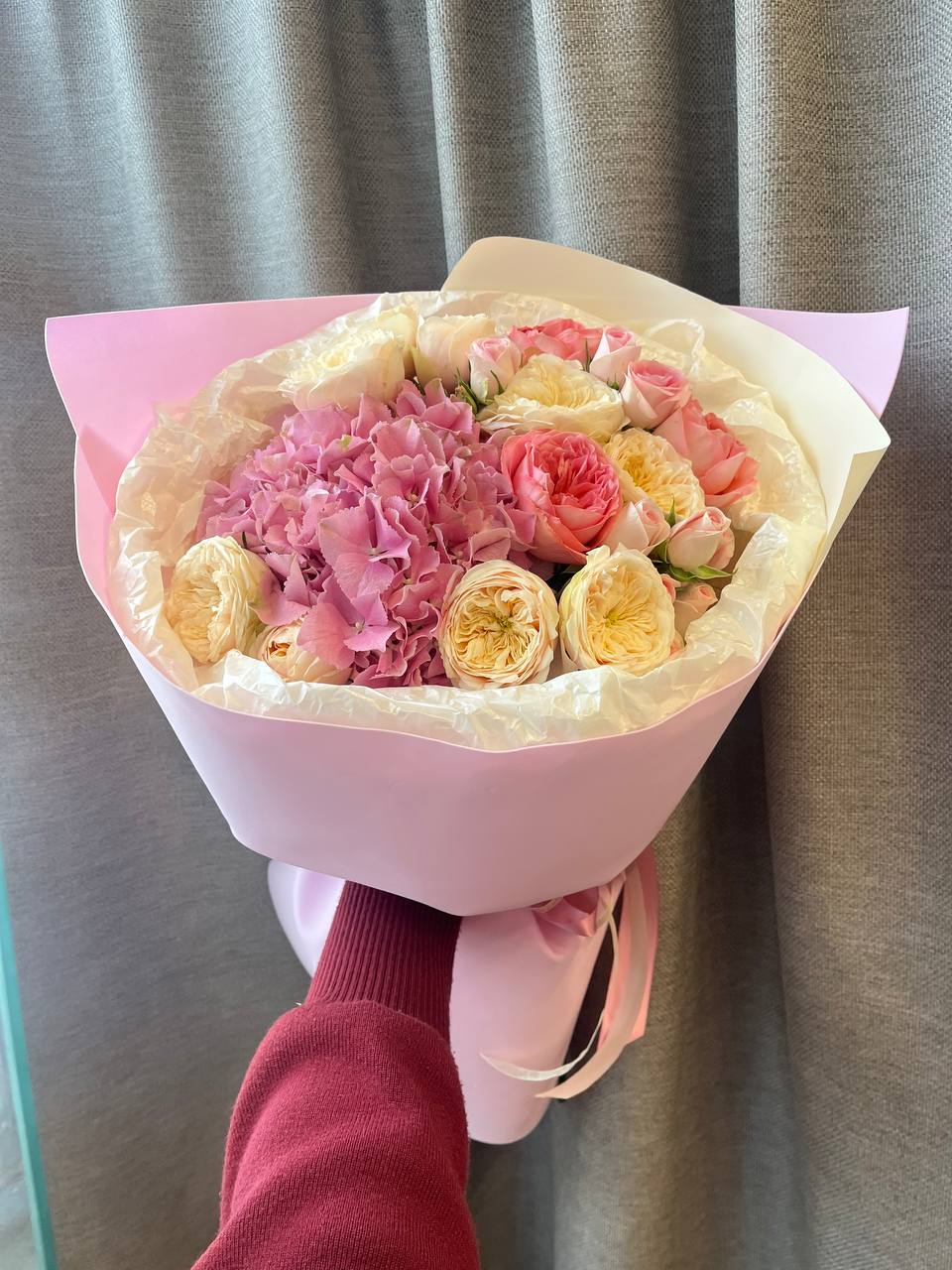 Букет из розовой гортензии и нежных пионовидных кустовых роз