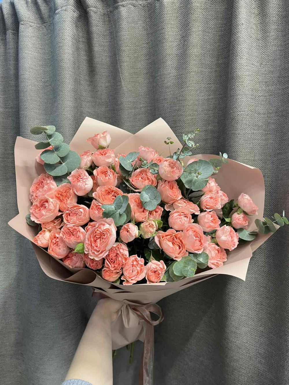 Букет из 9 кустовых роз Фемке с эвкалиптом 