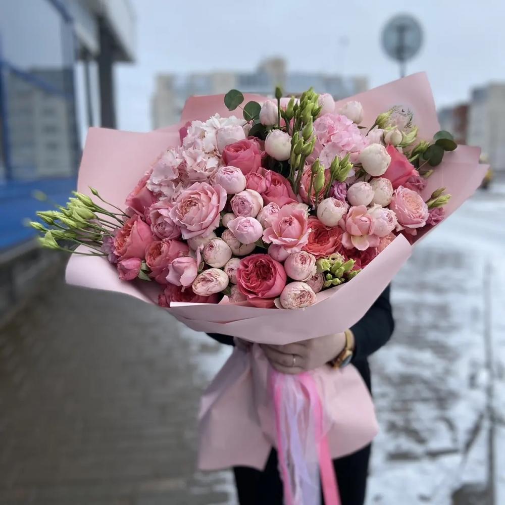 Букет из гортензий и пионовидных кустовых роз 