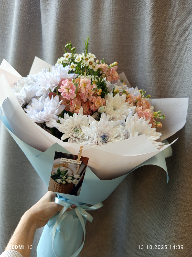 Букет из нежных матиолл и кустовых Хризантем 
