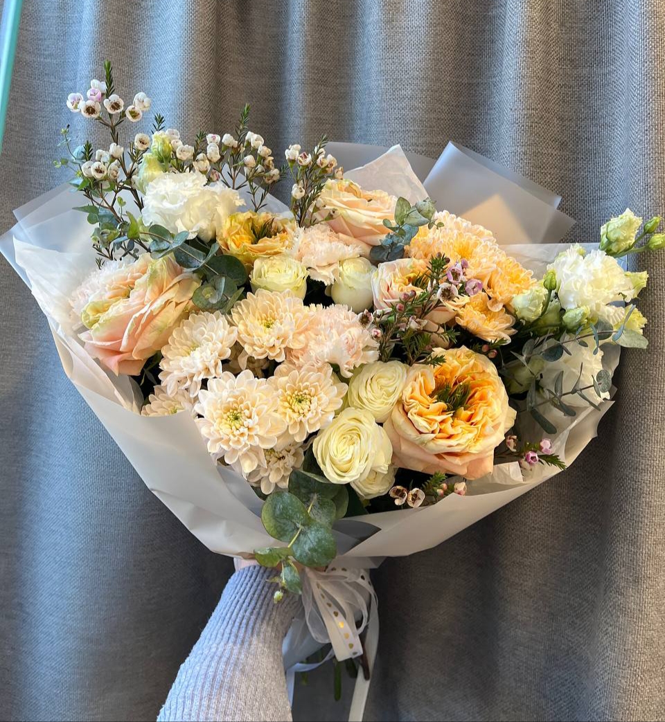 Букет из садовых и пионовидных кустовых роз 