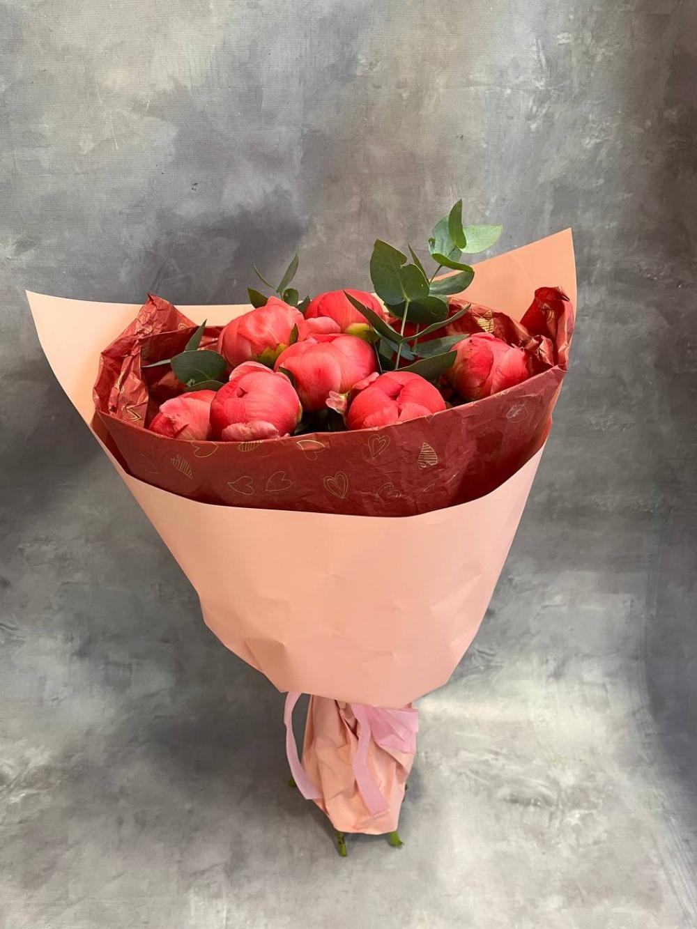 Букет из коралловых пионов