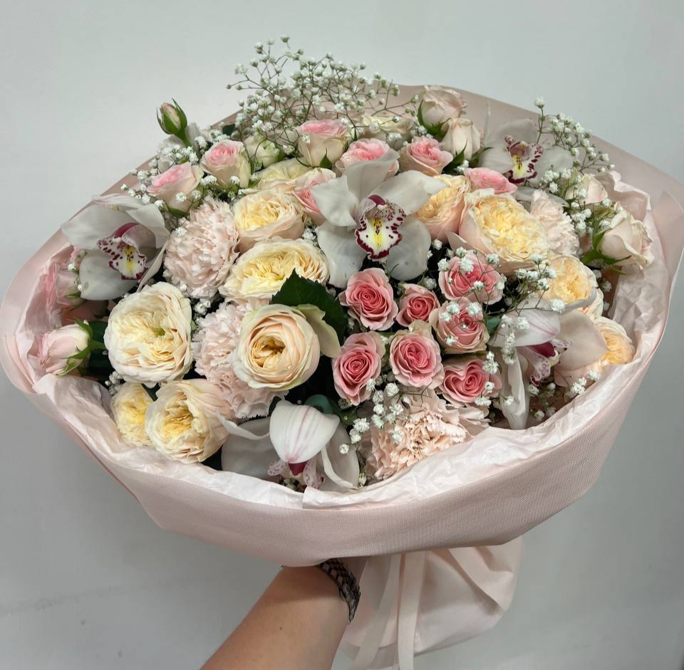 Нежный букет "Орхидея и пионовидные розы Darlington"