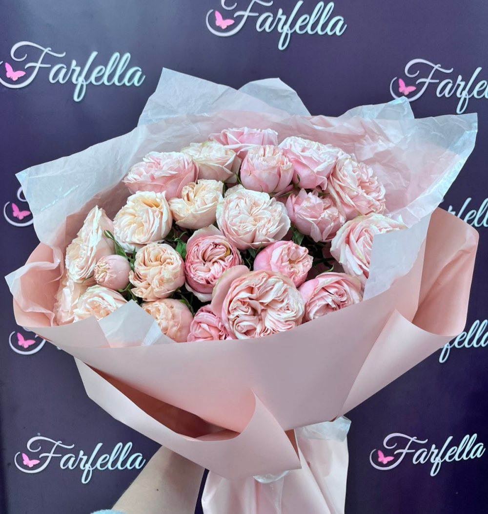 Букет из 7 шикарных пионовидных кустовых роз 