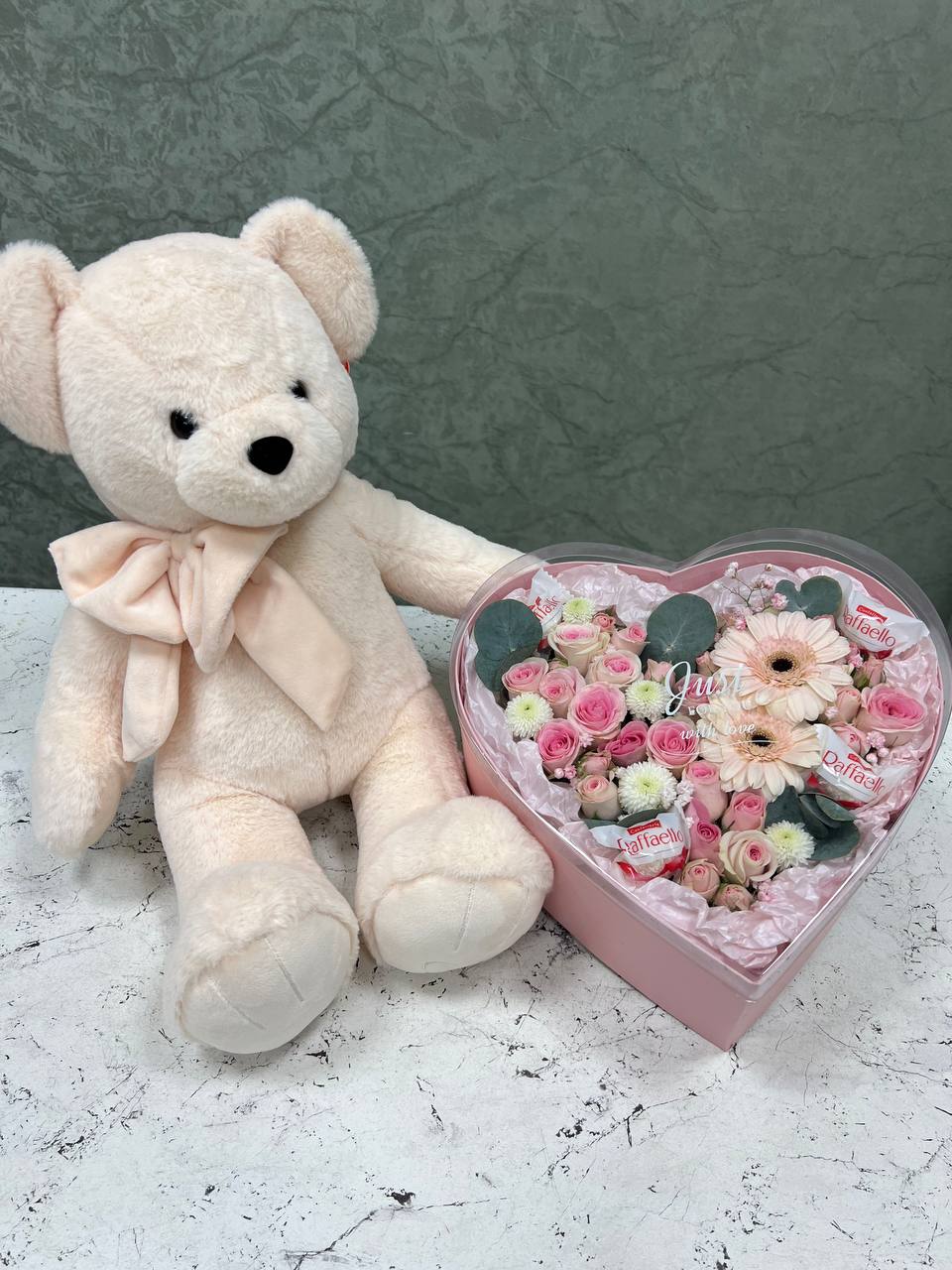 Цветочное сердце с конфетами и мишкой